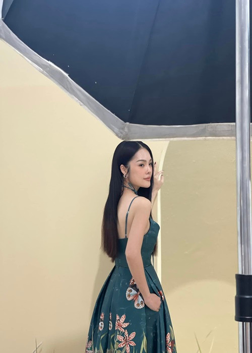 Hiện tại, Dương Cẩm Lynh bán hàng online. Công việc này của cô được nhiều khán giả ủng hộ. Ảnh: FBNV