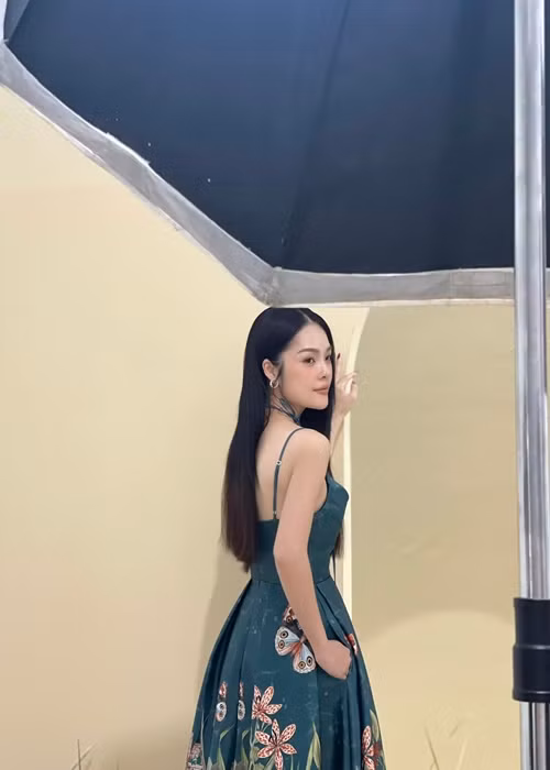 Hiện tại, Dương Cẩm Lynh bán hàng online. Công việc này của cô được nhiều khán giả ủng hộ. Ảnh: FBNV