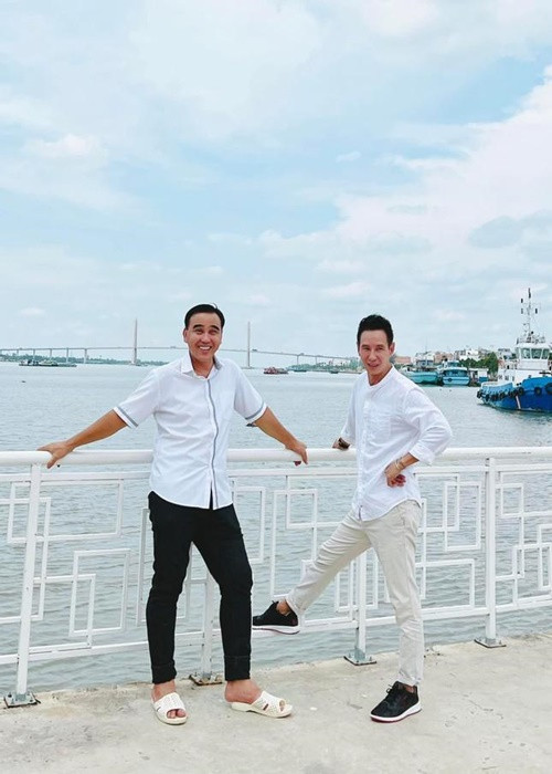 Đôi bạn thân vẫn sống giản dị. Cả hai vẫn đi xe ôm, ăn cơm bụi, ăn mặc không cần hàng hiệu. Ảnh: Tiền Phong