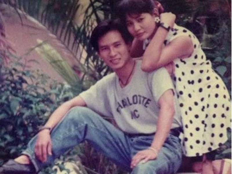 Ngày Lý Hải còn nhỏ, gia đình anh có mảnh ruộng nhỏ, bố và các anh lớn của Lý Hải lo phần cày cuốc, mẹ buôn gánh bán bưng, khi thì nấu xôi, lúc lại luộc bắp. Bản thân Lý Hải từng đi bán hàng rong, di chuyển hàng hóa trên những chuyến phà khi mới 8 tuổi. Thời mới vào nghề, Lý Hải đi hát lót cho các ngôi sao đến muộn. Anh từng có lúc phải hát liên tục 20 bài vì ca sĩ đến trễ. Ảnh: Vietnamnet