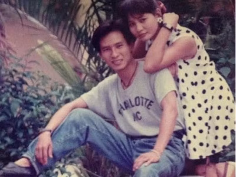 Ngày Lý Hải còn nhỏ, gia đình anh có mảnh ruộng nhỏ, bố và các anh lớn của Lý Hải lo phần cày cuốc, mẹ buôn gánh bán bưng, khi thì nấu xôi, lúc lại luộc bắp. Bản thân Lý Hải từng đi bán hàng rong, di chuyển hàng hóa trên những chuyến phà khi mới 8 tuổi. Thời mới vào nghề, Lý Hải đi hát lót cho các ngôi sao đến muộn. Anh từng có lúc phải hát liên tục 20 bài vì ca sĩ đến trễ. Ảnh: Vietnamnet