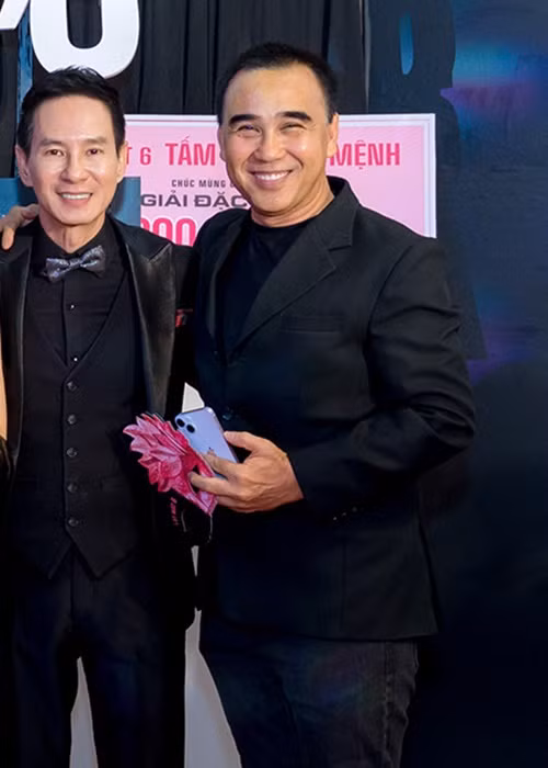 Mối quan hệ của Lý Hải - Quyền Linh rất thân thiết. Cả hai từng là bạn chung lớp tại trường Nghệ thuật Sân khấu 2, cùng diễn hài nhưng không ai cười. Ảnh: Vietnamnet