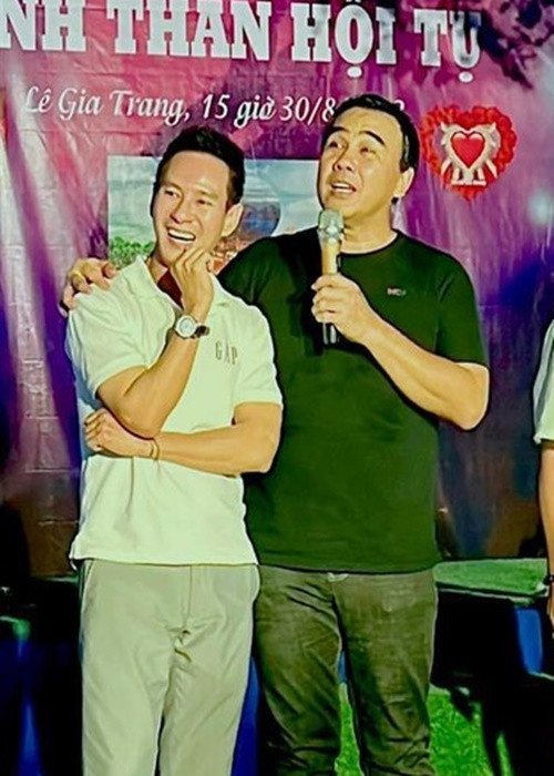 Năm 2022, Lý Hải và Quyền Linh vui vẻ đi họp lớp. Ảnh: Vietnamnet