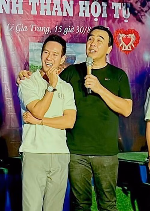 Năm 2022, Lý Hải và Quyền Linh vui vẻ đi họp lớp. Ảnh: Vietnamnet