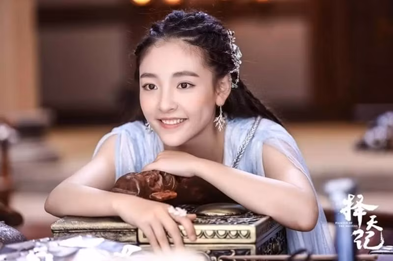 Ngô Thiến sinh năm 1992 tại tỉnh Hồ Bắc, Trung Quốc. Năm 2011, cô nhận được giải thưởng Hoa hậu ăn ảnh nhất tại chương trình "Hoa hậu Hồ Bắc". Ngô Thiến từng đóng phim: "Bên nhau trọn đời", "Yêu em từ cái nhìn đầu tiên", "Trạch thiên ký". Nữ diễn viên vướng tin đồn sẽ có mặt trong Tỷ tỷ đạp gió rẽ sóng. Ảnh: Dân Việt