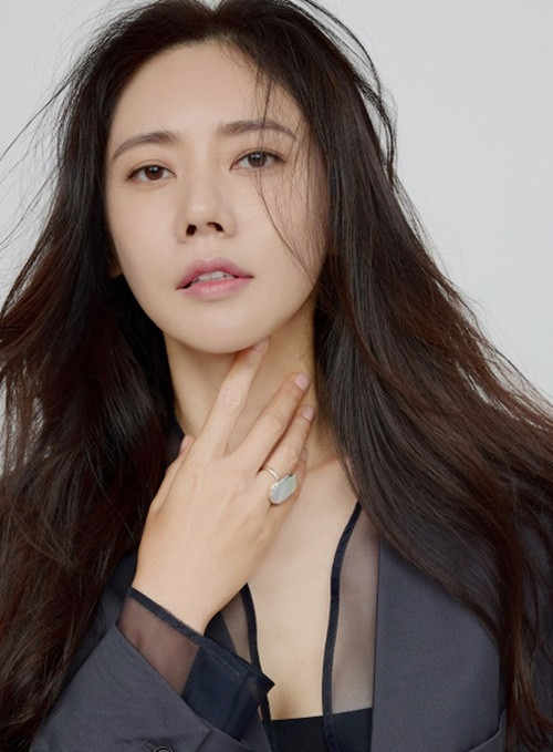 Nữ diễn viên Hàn Quốc Choo Ja Hyun cũng được cho là tham gia Tỷ tỷ đạp gió rẽ sóng 2023. Choo Ja Hyun sinh năm 1979, vào showbiz năm 17 tuổi. Xuất thân là người mẫu, Choo Ja Hyun đóng nhiều phim Hàn và Trung: “Sở Lưu Hương”, “Hoa hồng có gai”, “Mộc phủ phong vân”, “Loveholic”, “Arthdal chronicles”. Ảnh: Zing