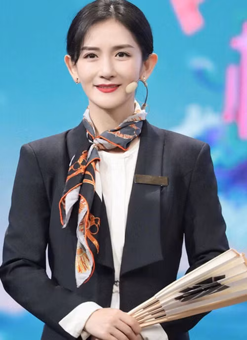 Giống Chi Pu, Tạ Na cũng bị đồn tham gia Tỷ tỷ đạp gió rẽ sóng 2023. Mỹ nhân Hoa ngữ sinh năm 1981, vừa đóng phim, ca hát, làm MC. Tạ Na được ví như “nữ thần Mặt Trời” vì cô luôn mang đến tiếng cười cho những người xung quanh. Năm 2018, tài khoản Weibo của Tạ Na cán mốc 100 triệu tài khoản theo dõi. Ảnh: Vietnamnet