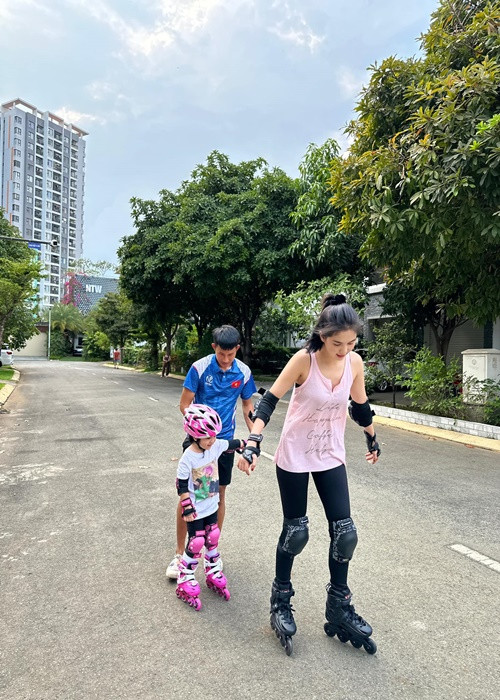 Nữ người mẫu nói về mối quan hệ với bé He: "Lần đầu tiên He xuất hiện trên kênh TikTok của mình, Trinh nhận được nhiều câu hỏi về mối quan hệ với bé, thậm chí có nhiều nghi vấn Trinh bí mật sinh con 2,3 năm về trước. Không trách mọi người được vì He khá giống Trinh từ đôi môi chúm chím, gương mặt tròn. Nhưng thật ra đây là cháu của mình, con gái ruột của anh trai. Vì thương anh gà trống nuôi 5 con nên Trinh gánh bớt phần vất vả nên quyết định để bé về sống cùng. Trinh xem He như con gái ruột".