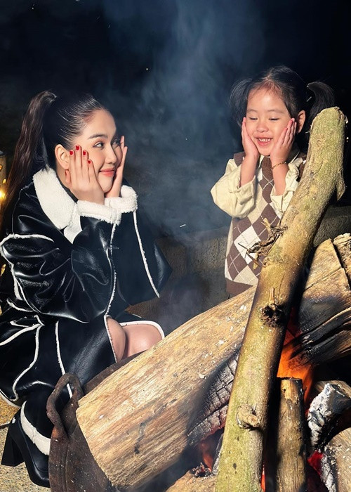 Nữ người mẫu thường xuyên đưa cháu gái đi du lịch.