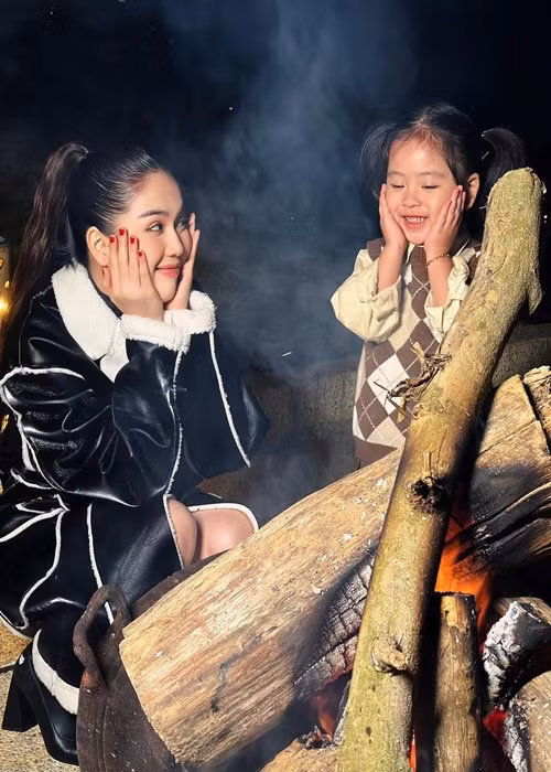 Nữ người mẫu thường xuyên đưa cháu gái đi du lịch.