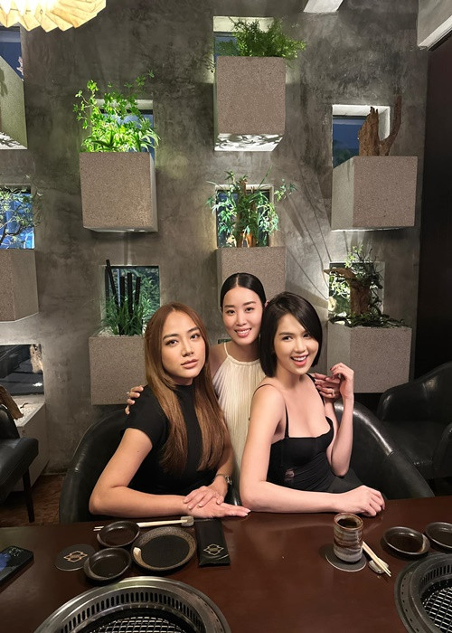 Chân dài gốc Trà Vinh thi thoảng gặp gỡ bạn bè thân thiết ngoài showbiz.