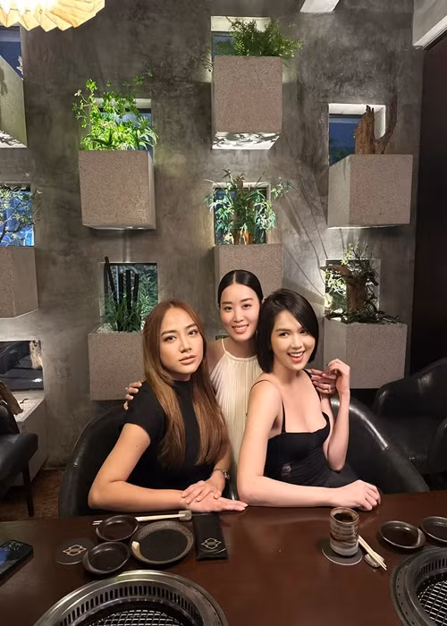 Chân dài gốc Trà Vinh thi thoảng gặp gỡ bạn bè thân thiết ngoài showbiz.