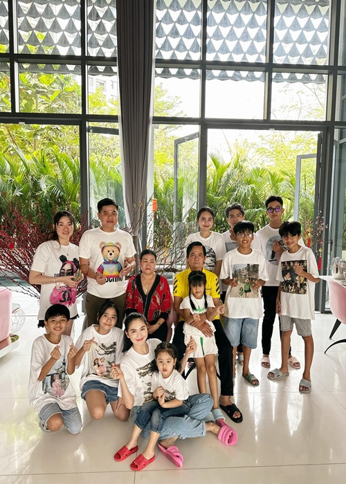 Nữ người mẫu và đại gia đình trong dịp Tết Nguyên đán 2023.