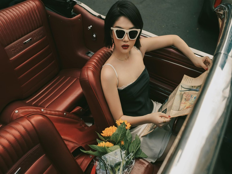 Ở tuổi 34, Ngọc Trinh sống sang chảnh. Cô đi xe hơi tiền tỷ, ở biệt thự triệu đô, ăn mặc đồ hiệu.