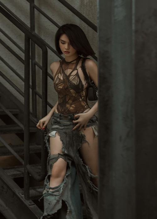 Ngọc Trinh vẫn giữ phong cách thời trang hở bạo.