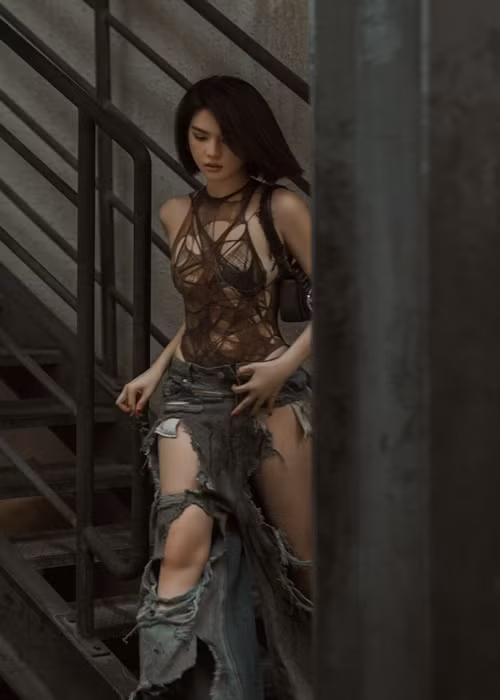 Ngọc Trinh vẫn giữ phong cách thời trang hở bạo.