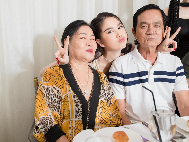 Ngọc Trinh đang sống cùng bố mẹ trong biệt thự.