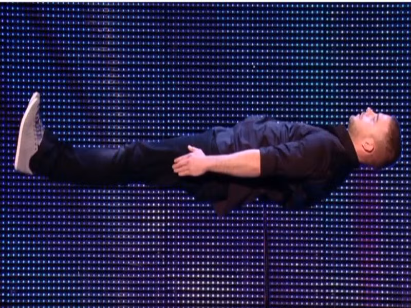 Trong Britain’s Got Talent năm 2013, James More khiến nhiều người phải thót tim vì thăng bằng cơ thể trên mũi kiếm. Ảnh: Zing