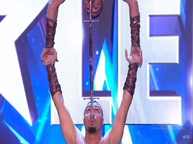 Trong chương trình Britain’s Got Talent năm 2019, hai anh em Vardanyan Brothers giữ thăng bằng bằng hai lưỡi kiếm khiến khán giả không khỏi lo lắng. Ảnh: Tiền Phong