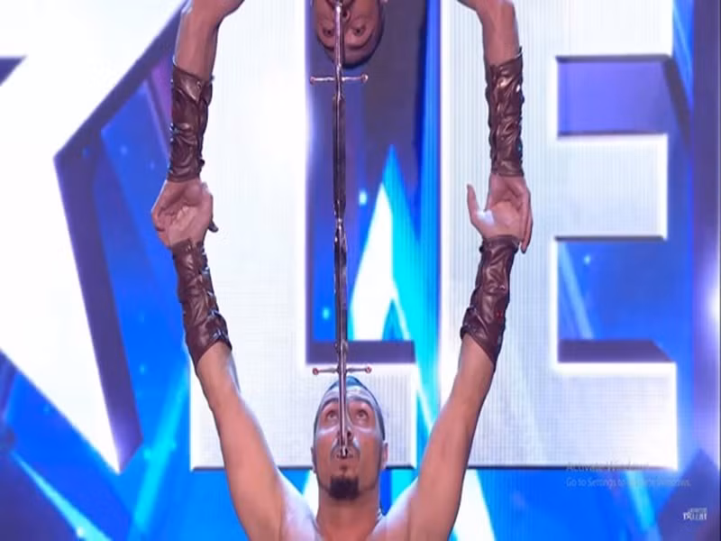 Trong chương trình Britain’s Got Talent năm 2019, hai anh em Vardanyan Brothers giữ thăng bằng bằng hai lưỡi kiếm khiến khán giả không khỏi lo lắng. Ảnh: Tiền Phong