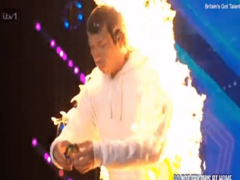 Tiết mục tự thiêu trong Britain's Got Talent khiến nhiều khán giả sốc. Theo Daily Mail, Thomas Vu đã phủ lên người lớp gel chống cháy. Ảnh: Vietnamnet