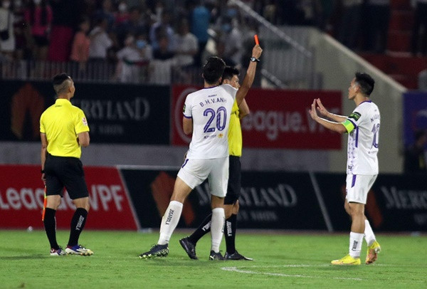 Nguyen Van Quyet bi phat nang: Them mot vet gon cua V-League