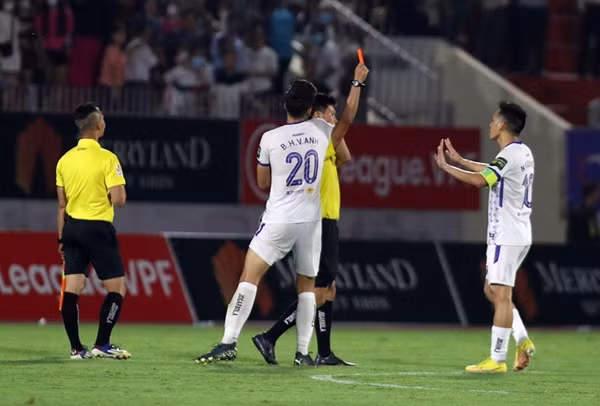 Nguyen Van Quyet bi phat nang: Them mot vet gon cua V-League