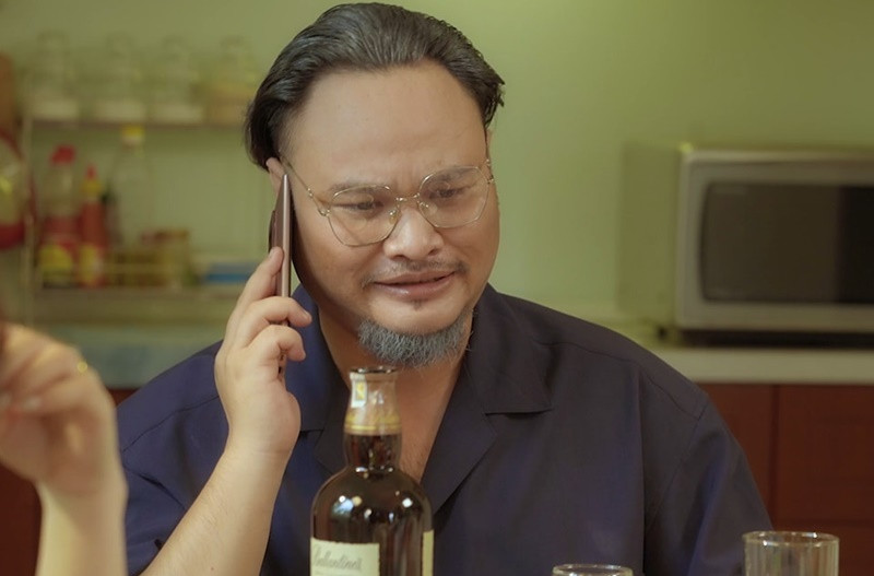 Phía Vinh Râu chia sẻ trên Thương hiệu và pháp luật về việc bị so sánh với vai của diễn viên khác: “Tôi cũng vui vẻ. Thứ nhất là tôi với anh Dũng chưa có thời gian làm việc chung. Thứ hai là đó chỉ là ngoại hình. Mọi người so sánh thì cũng chỉ trên phương diện ngoại hình thôi. Trước khi anh Dũng có ý định làm bộ phim này, mọi người đã nói tôi giống Võ Tòng rồi. Tôi cũng rất bình thường. Tôi nghĩ chắc là anh Dũng sẽ nghĩ về hình thức nhiều hơn. Cũng chưa chắc tôi sẽ đảm nhận vai đó tốt hơn một người nào khác”. Ảnh: FBNV