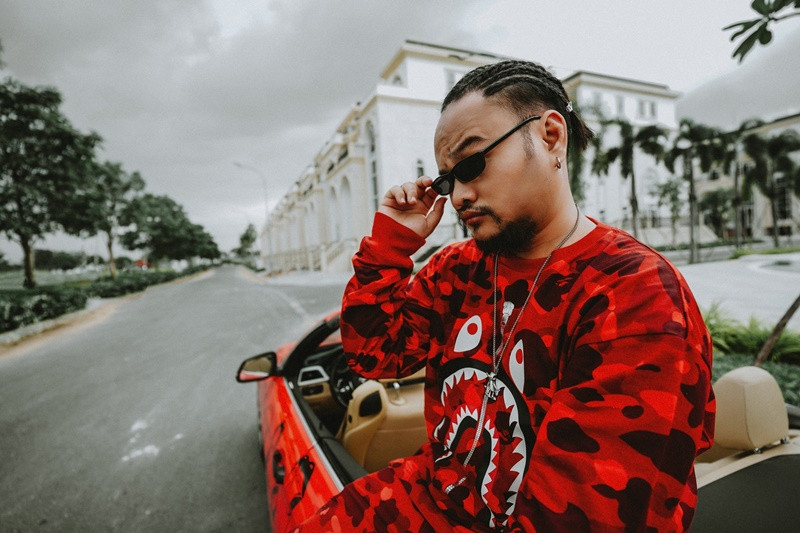 Vinh Râu phủ nhận tin đồn chuẩn bị tái hôn. Anh chia sẻ trên Saostar: "Người yêu tôi còn chưa có mà, vừa trải qua đổ vỡ hôn nhân, ly hôn xong, nên tôi cũng chưa có nghĩ gì đến chuyện đi bước nữa". Ảnh: FBNV