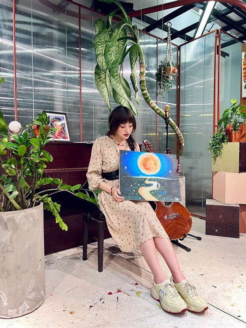 Nữ ca sĩ dành nhiều thời gian cho bản thân. Khi rảnh rỗi, Lương Minh Trang vẽ tranh, gặp gỡ bạn bè. Ảnh: FBNV