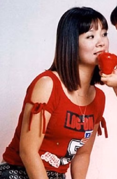 Lệ Hằng kết hôn với một người đàn ông không hoạt động nghệ thuật tên Minh. Năm 2003, chia sẻ trên Phụ nữ, Lệ Hằng cho biết: “Anh Minh là người rất tâm lý với vợ con và xử sự chu đáo, tận tình với gia đình vợ. Những ngày tôi bận quay phim, anh ấy thường đưa bé Diệp Anh đi chơi và mua sắm linh tinh. Có hôm tôi làm việc tới 1-2 giờ sáng, anh ấy phải gửi con, rồi lóc cóc đi đón vợ. Ngược lại, tôi cũng cố gắng hiểu anh ấy và dành nhiều thời gian quan tâm chăm sóc hai bố con, làm tròn trách nhiệm làm dâu với gia đình bên nội”. Ảnh: VTC