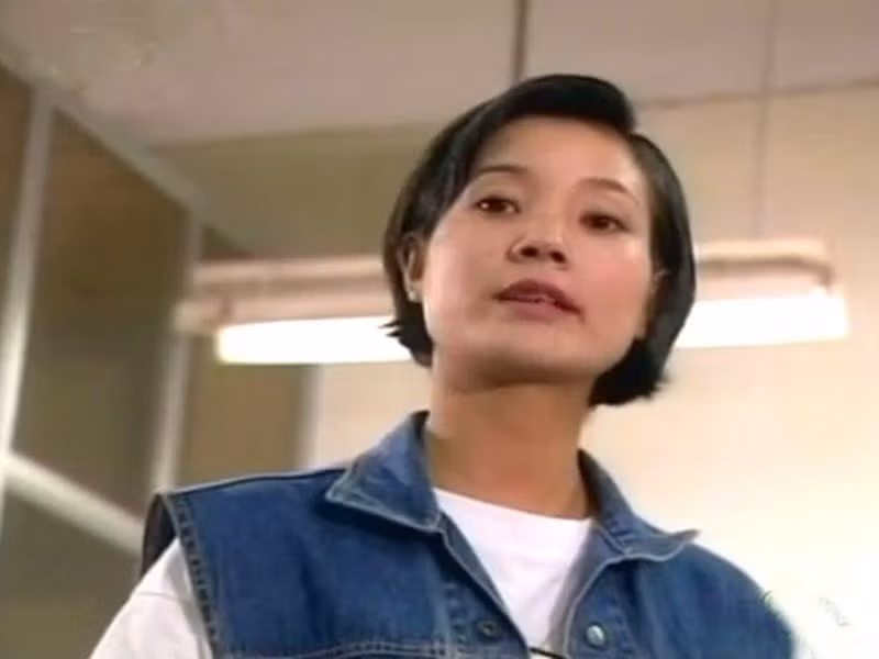  Bùi Thị Lệ Hằng sinh năm 1975, tại Tuyên Quang. Năm 18 tuổi, cô trốn gia đình lên Hà Nội, dự thi lớp diễn viên của Đại học Sân khấu điện ảnh. Sau khi Lệ Hằng trúng tuyển, ba đích thân đưa cô lên nhập trường. Khi là sinh viên năm nhất, Lệ Hằng đóng phim “Xin hãy tin em”. Vai diễn của Lệ Hằng là Hoài Thatcher - một cô gái sốc nổi, ngang tàn, đua đòi, thường xuyên đánh nhau, chơi bời, uống rượu nhưng luôn giúp đỡ trẻ mồ côi và hết mình vì bạn bè. Ảnh: Tiền Phong