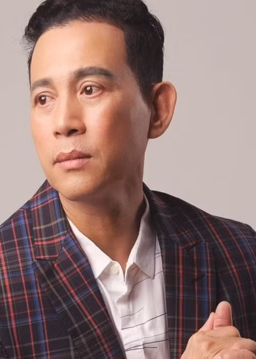 Hữu Tiến sinh năm 1950, thi vào khoa diễn viên, Trường Cao đẳng Sân khấu Điện ảnh TPHCM khi 25 tuổi và trở thành sinh viên già nhất trường. Anh thuộc thế hệ diễn viên cùng thời với Hồng Ánh, Trương Ngọc Ánh, Trịnh Kim Chi.