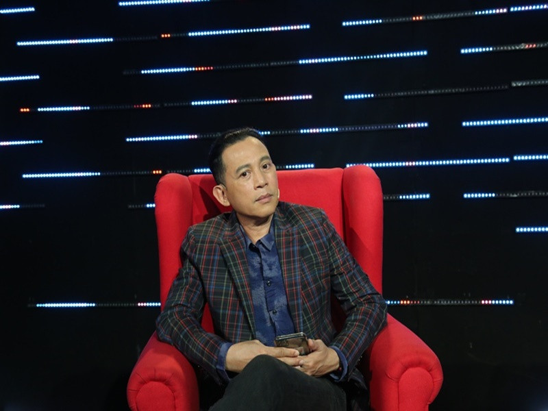 Hữu Tiến vướng tin đồn giới tính bởi nhiều học trò gọi anh bằng cái tên thân mật “má Tiến”. Nam diễn viên cho biết, anh dạy dỗ, chăm sóc học trò ân cần, nhẹ nhàng như một người mẹ chứ không quát tháo nên mới có cái tên “má Tiến”. Ảnh: HTV