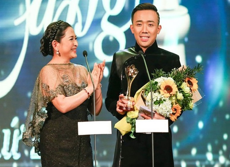 Trấn Thành từng giành giải thưởng Người dẫn chương trình tại giải Mai Vàng 2014 và 2015, MC ấn tượng tại lễ trao giải VTV Awards 2015, Người dẫn chương trình được yêu thích nhất tại HTV năm 2015 và 2016. Ảnh: FBNV