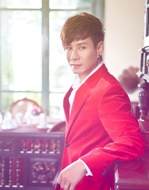 Để lấy lại tên tuổi, Lý Hải quyết định đi theo xu hướng của thời điểm năm 2000 là thực hiện video ca nhạc kết hợp hài kịch. Anh cầm cố nhà cửa, vay nóng 150 triệu đồng với lãi suất 3% để thực hiện “Trọn đời bên em”. Sau đó, nhờ video gây sốt, Lý Hải lấy lại được giấy tờ nhà và đắt show trở lại. Nam ca sĩ tiếp tục cho ra 9 phần nữa cho đến năm 2010. Ảnh: FBNV