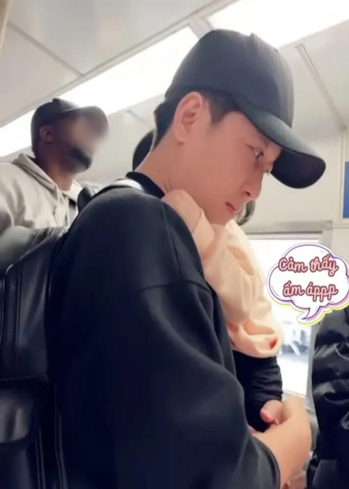 Trường Giang bồng bé Destiny trên máy bay.