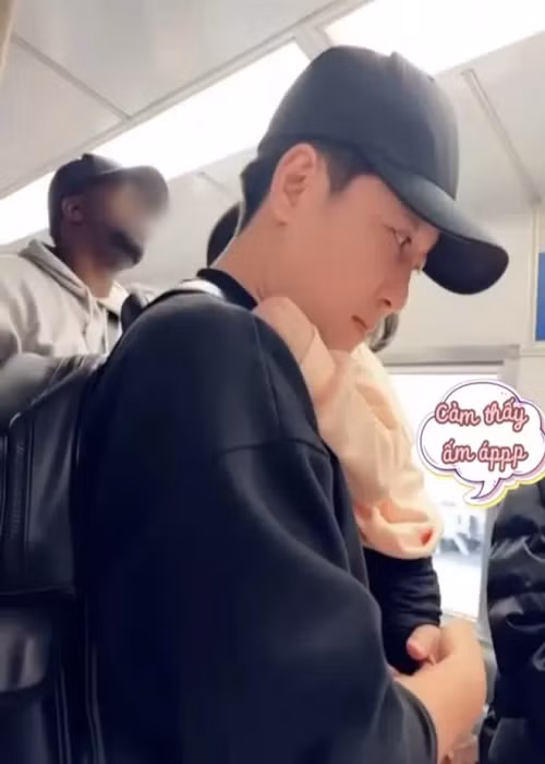 Trường Giang bồng bé Destiny trên máy bay.