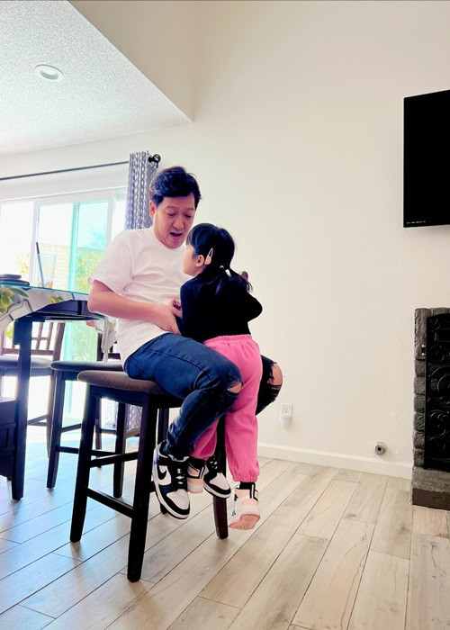 Con gái Trường Giang nhớ bố và đòi đến phim trường mỗi lần nam diễn viên đi quay phim lâu.