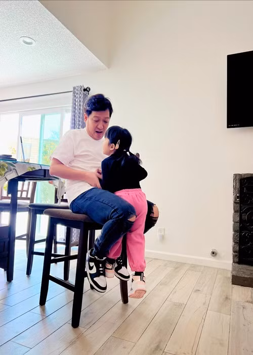 Con gái Trường Giang nhớ bố và đòi đến phim trường mỗi lần nam diễn viên đi quay phim lâu.