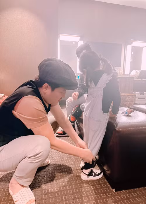 Trường Giang chăm sóc con gái ân cần, chu đáo.