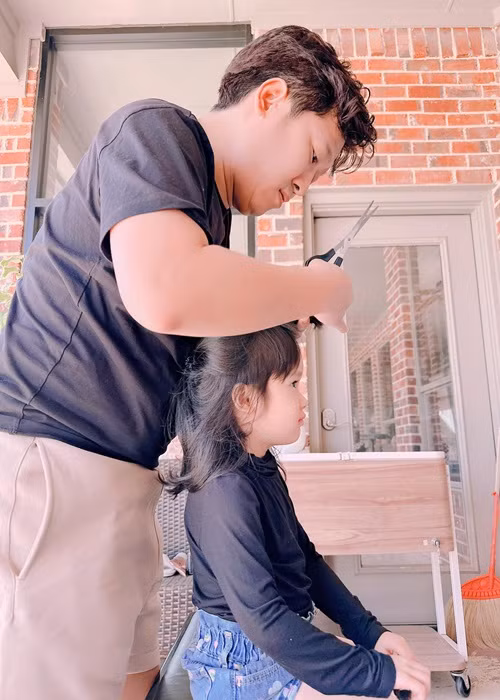 Nam danh hài tự tay cắt tóc cho ái nữ.