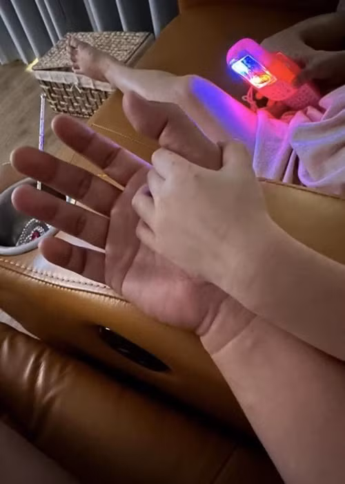 Khi con gái bị ốm, Trường Giang luôn kề cạnh chăm sóc con.