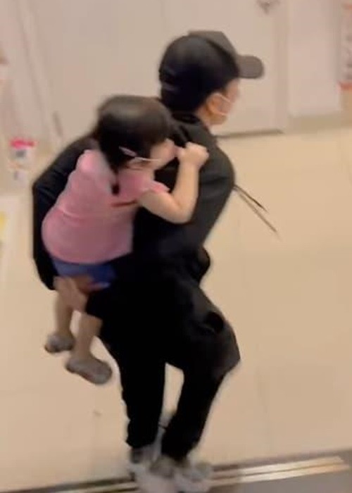 Trường Giang cõng con gái xuống cầu thang khi đi siêu thị. Sau đó, nam diễn viên luôn theo phía sau để dễ quan sát con gái.