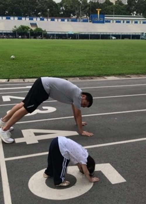 Nam danh hài cũng có lúc nghiêm khắc để dạy con.