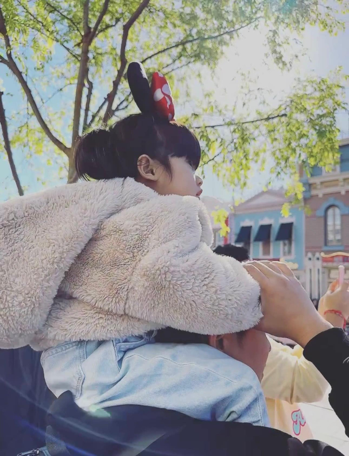 Ông xã Nhã Phương cõng con gái trên vai khi đi chơi.