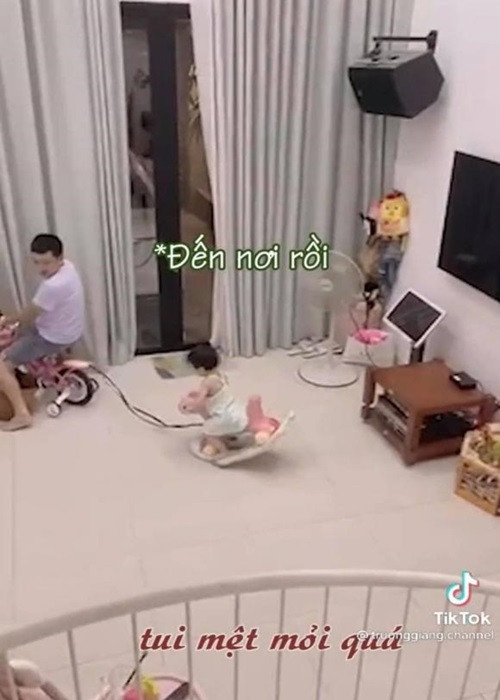 Trường Giang chơi trò kéo xe cùng con trong nhà.