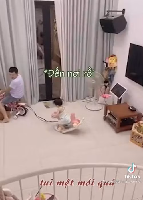 Trường Giang chơi trò kéo xe cùng con trong nhà.