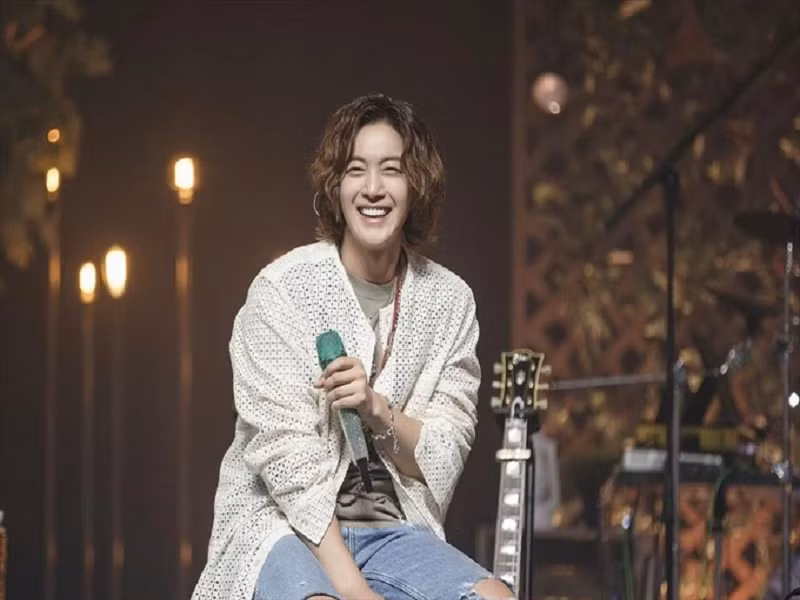 Tháng 6/ 2022, Kim Hyun Joong thông báo kết hôn với mối tình đầu năm học lớp 7. Tháng 10 cùng năm, vợ chồng nam diễn viên đón con chung. Sau khi được minh oan, Kim Hyun Joong trở lại đóng phim và tham gia một số chương trình truyền hình. Tuy nhiên, anh không còn sức hút. Ảnh: Dân Trí