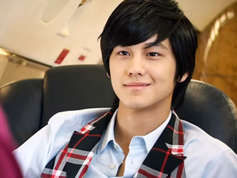 Kim Bum khiến fan xao xuyến khi hóa thân công tử giàu có nhưng đa tình trong “Vườn sao băng”. Sau quãng thời gian thất bại trong một số bộ phim, Kim Bum từng tạm ngừng tham gia diễn xuất. Ảnh: Người lao động